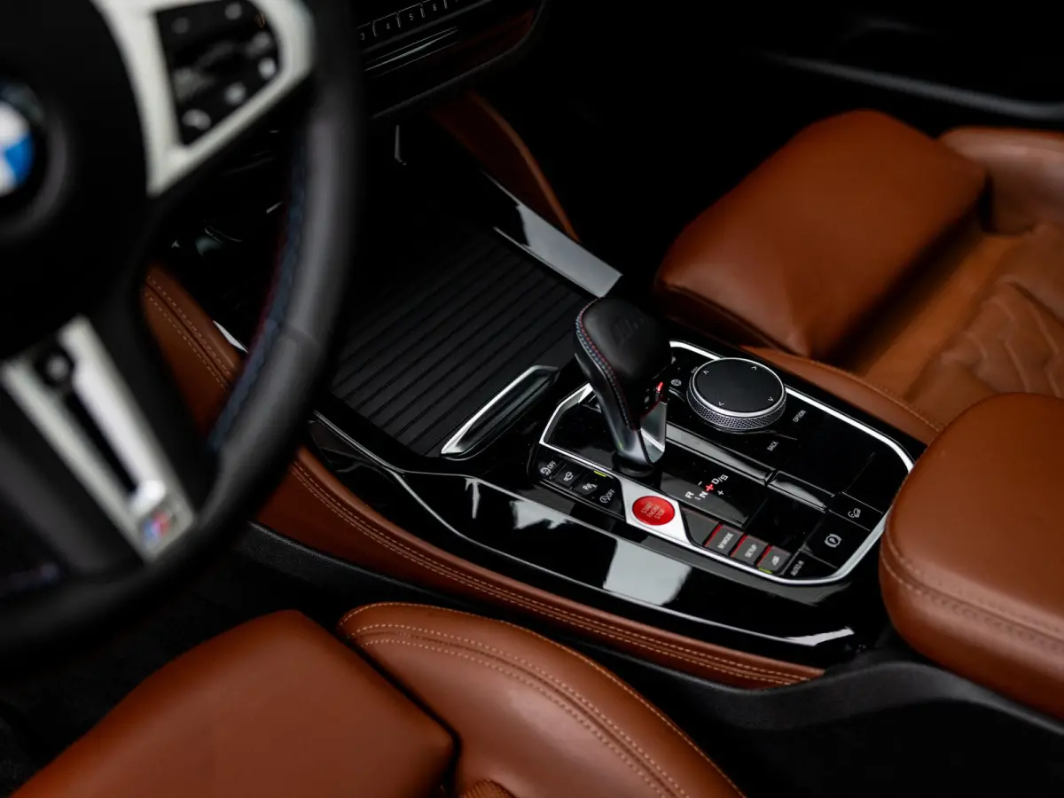 M Competition | BROOKLYN GRAU | SCHUIF/KANTELDAK | HARMAN KARDON AUDIO | STUUR + STOELVERWARMING | STOELMEMORY | 360 CAMERA | 21 INCH | APPLE-CARPLAY | HEAD-UP DISPLAY |