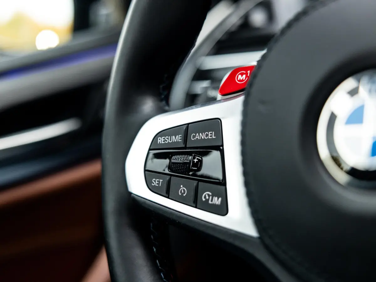 M Competition | BROOKLYN GRAU | SCHUIF/KANTELDAK | HARMAN KARDON AUDIO | STUUR + STOELVERWARMING | STOELMEMORY | 360 CAMERA | 21 INCH | APPLE-CARPLAY | HEAD-UP DISPLAY |