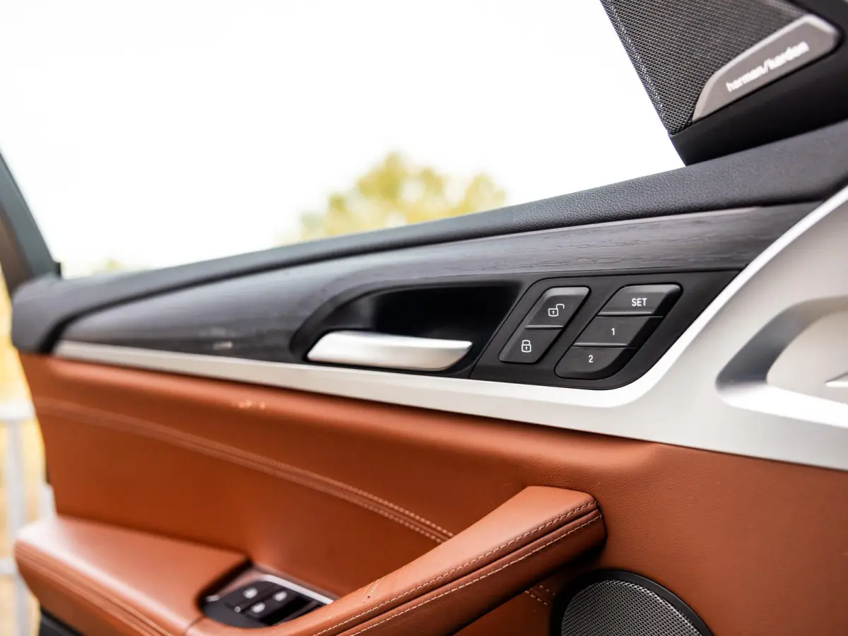 M Competition | BROOKLYN GRAU | SCHUIF/KANTELDAK | HARMAN KARDON AUDIO | STUUR + STOELVERWARMING | STOELMEMORY | 360 CAMERA | 21 INCH | APPLE-CARPLAY | HEAD-UP DISPLAY |