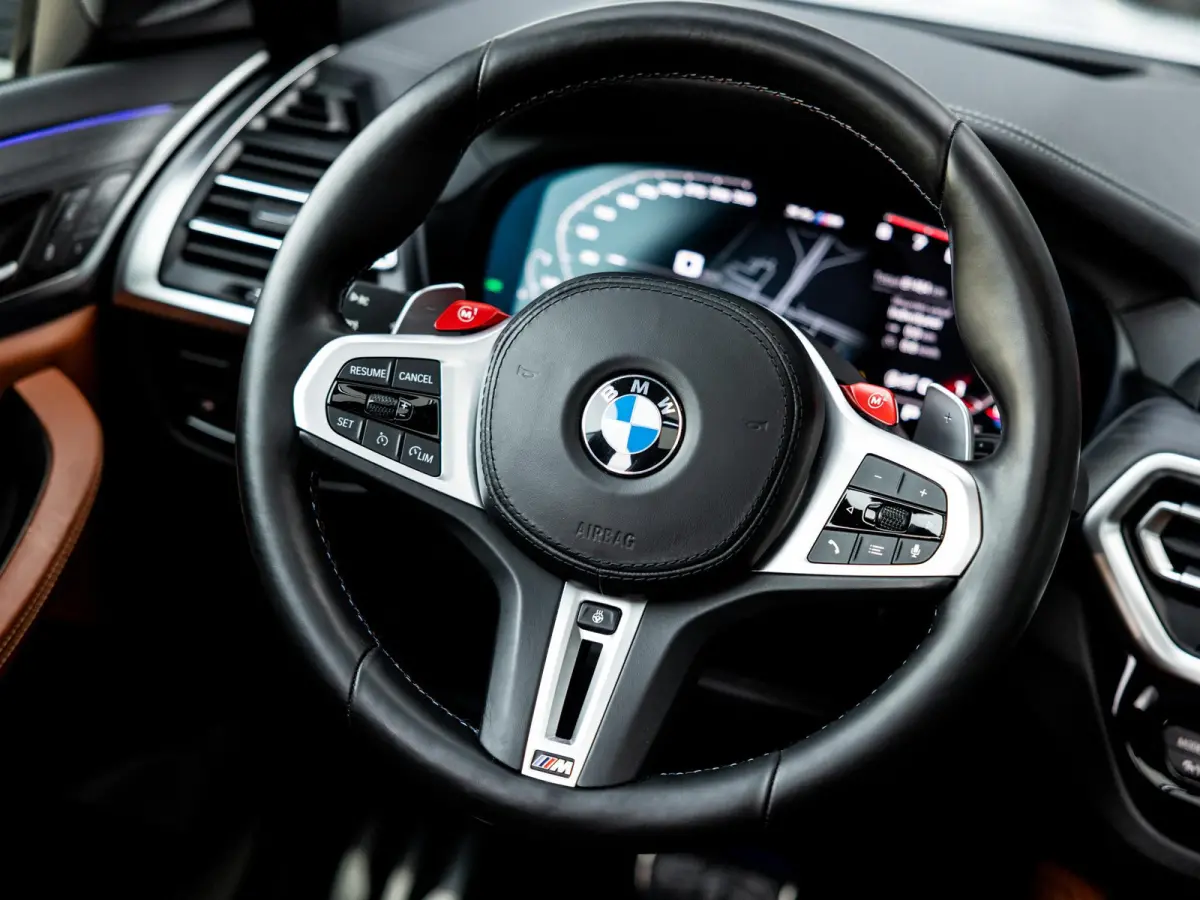 M Competition | BROOKLYN GRAU | SCHUIF/KANTELDAK | HARMAN KARDON AUDIO | STUUR + STOELVERWARMING | STOELMEMORY | 360 CAMERA | 21 INCH | APPLE-CARPLAY | HEAD-UP DISPLAY |