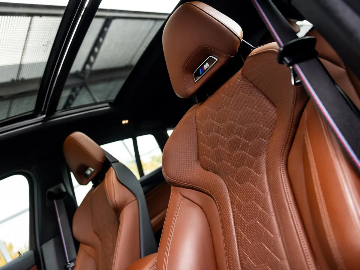 M Competition | BROOKLYN GRAU | SCHUIF/KANTELDAK | HARMAN KARDON AUDIO | STUUR + STOELVERWARMING | STOELMEMORY | 360 CAMERA | 21 INCH | APPLE-CARPLAY | HEAD-UP DISPLAY |