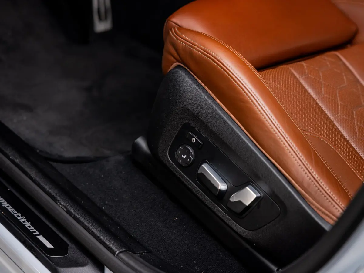 M Competition | BROOKLYN GRAU | SCHUIF/KANTELDAK | HARMAN KARDON AUDIO | STUUR + STOELVERWARMING | STOELMEMORY | 360 CAMERA | 21 INCH | APPLE-CARPLAY | HEAD-UP DISPLAY |
