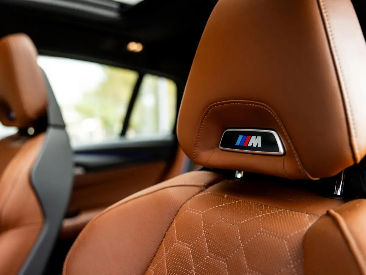 M Competition | BROOKLYN GRAU | SCHUIF/KANTELDAK | HARMAN KARDON AUDIO | STUUR + STOELVERWARMING | STOELMEMORY | 360 CAMERA | 21 INCH | APPLE-CARPLAY | HEAD-UP DISPLAY |