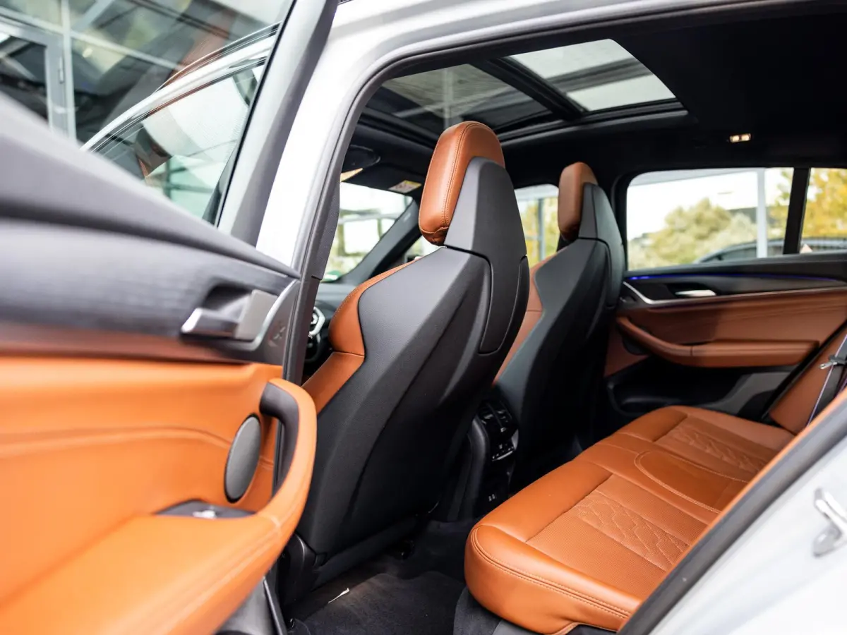 M Competition | BROOKLYN GRAU | SCHUIF/KANTELDAK | HARMAN KARDON AUDIO | STUUR + STOELVERWARMING | STOELMEMORY | 360 CAMERA | 21 INCH | APPLE-CARPLAY | HEAD-UP DISPLAY |