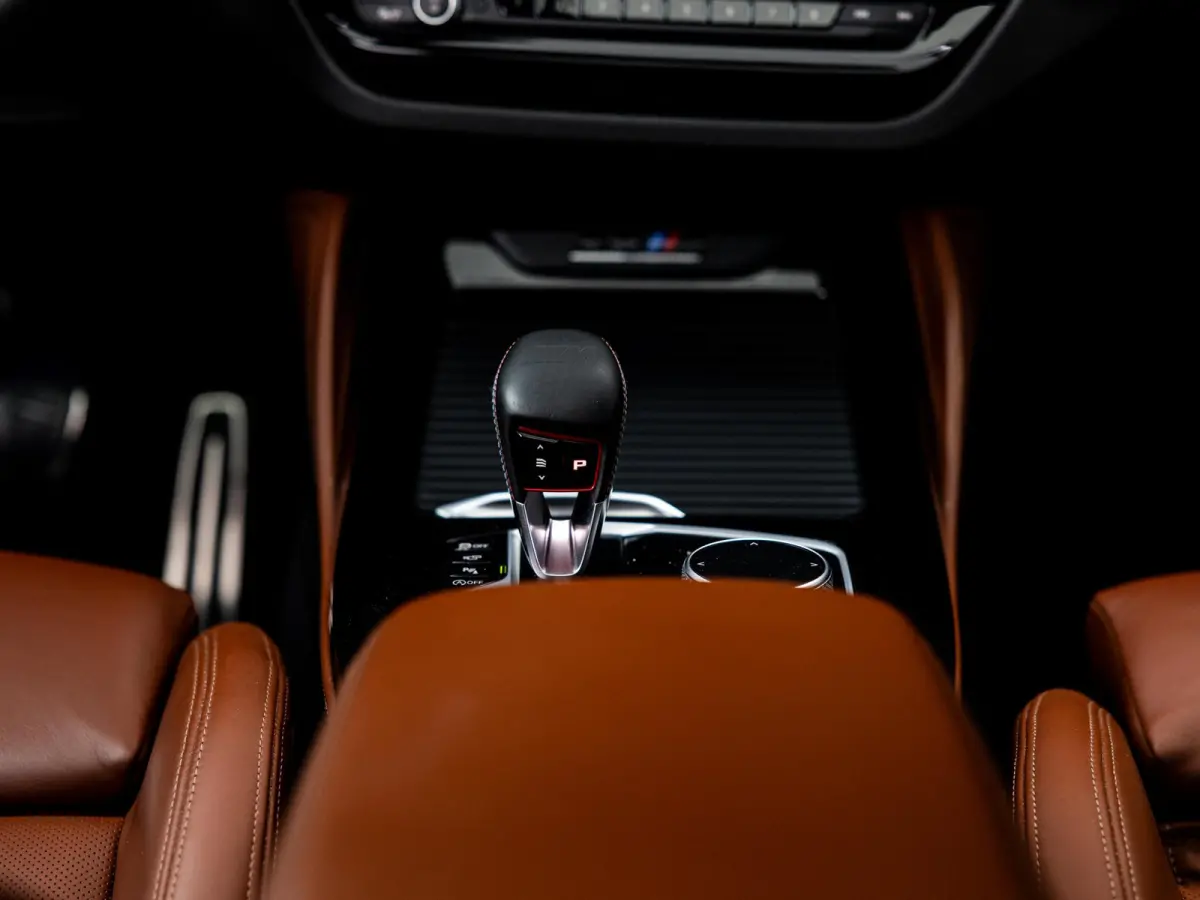 M Competition | BROOKLYN GRAU | SCHUIF/KANTELDAK | HARMAN KARDON AUDIO | STUUR + STOELVERWARMING | STOELMEMORY | 360 CAMERA | 21 INCH | APPLE-CARPLAY | HEAD-UP DISPLAY |