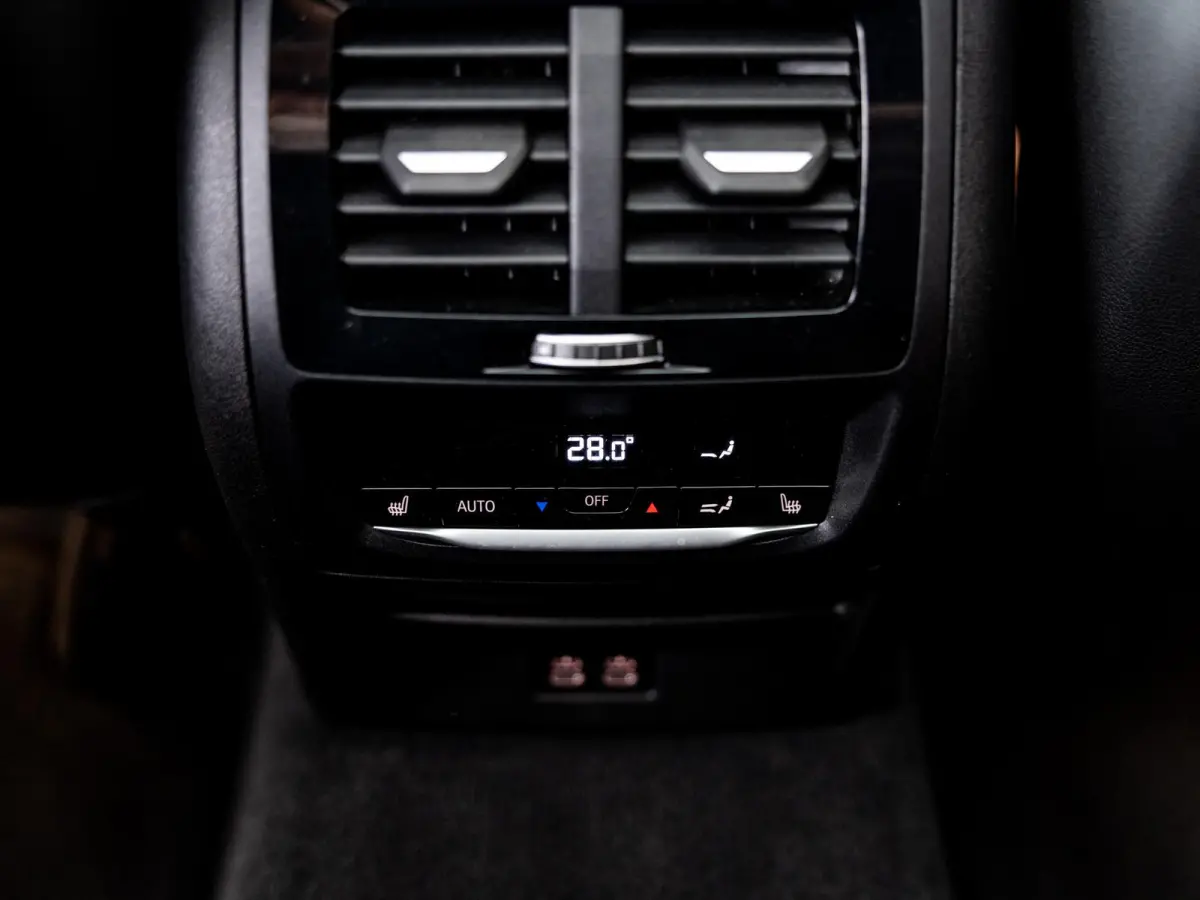 M Competition | BROOKLYN GRAU | SCHUIF/KANTELDAK | HARMAN KARDON AUDIO | STUUR + STOELVERWARMING | STOELMEMORY | 360 CAMERA | 21 INCH | APPLE-CARPLAY | HEAD-UP DISPLAY |