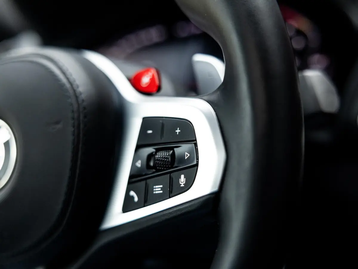 M Competition | BROOKLYN GRAU | SCHUIF/KANTELDAK | HARMAN KARDON AUDIO | STUUR + STOELVERWARMING | STOELMEMORY | 360 CAMERA | 21 INCH | APPLE-CARPLAY | HEAD-UP DISPLAY |