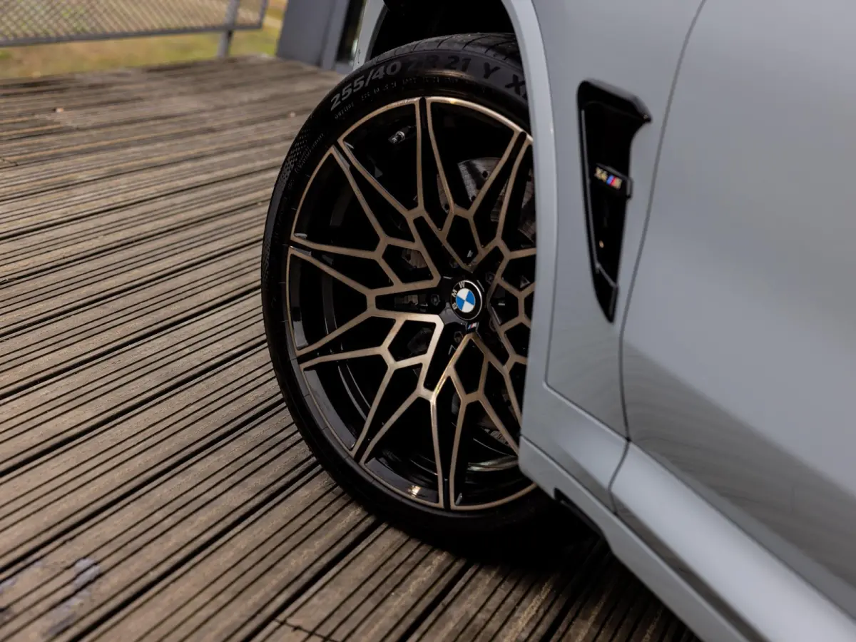M Competition | BROOKLYN GRAU | SCHUIF/KANTELDAK | HARMAN KARDON AUDIO | STUUR + STOELVERWARMING | STOELMEMORY | 360 CAMERA | 21 INCH | APPLE-CARPLAY | HEAD-UP DISPLAY |