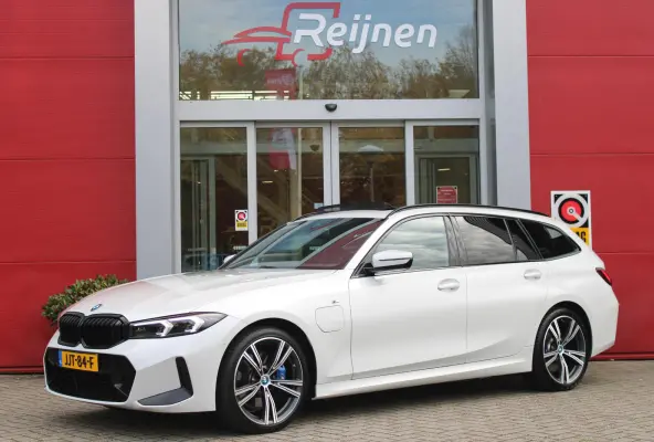330e 292PK M-SPORT | PANORAMISCH SCHUIF/KANTEL DAK | M-SPORT PRO-PAKKET | M-SPORT REMMEN UITGEVOERD IN DONKERBLAUW MET M LOGO | BMW LIVE COCKPIT PROFESSIONAL | CURVED DISPLAY |DRIVING ASSIST