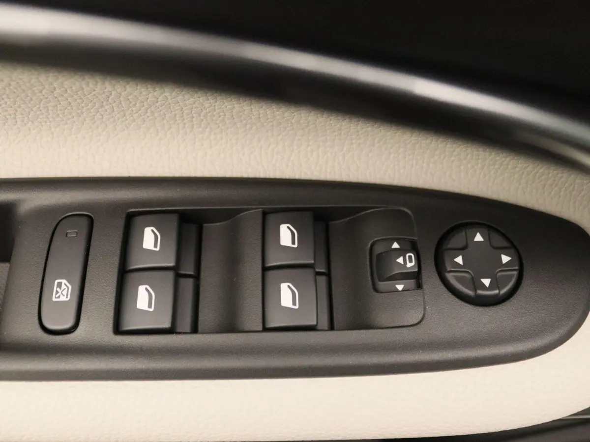 1.2 Hybrid La Prima | Voorraadvoordeel | Parkeercamera Achter | Blind Spot | NAVI | Full LED |