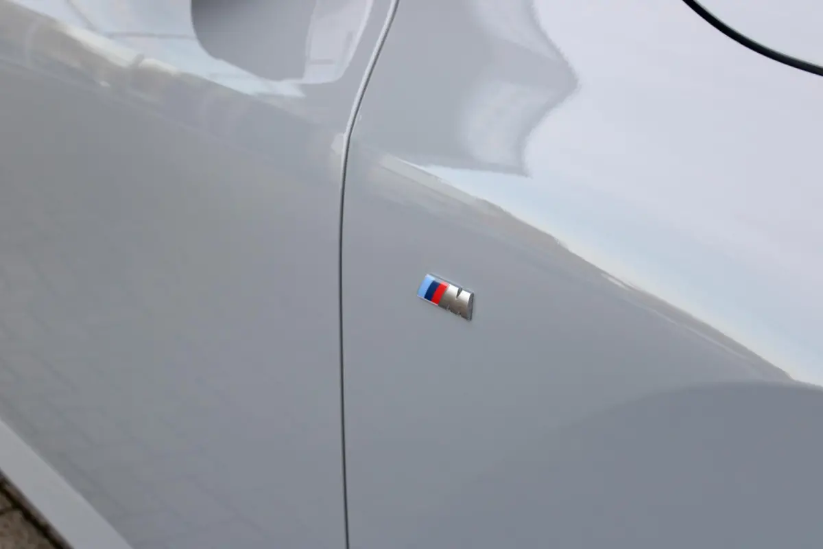 30e xDRIVE M-SPORT 299PK | M-SPORTPAKKET 337 MET O.A. M AERODYNAMICA PAKKET - SHADOWLINE RAAMOMLIJSTING - M-SPORT ONDERSTEL - M-INTERIEUR PAKKET - VEGANZA LEDEREN BEKLEDING - M-SPORT INTERIE