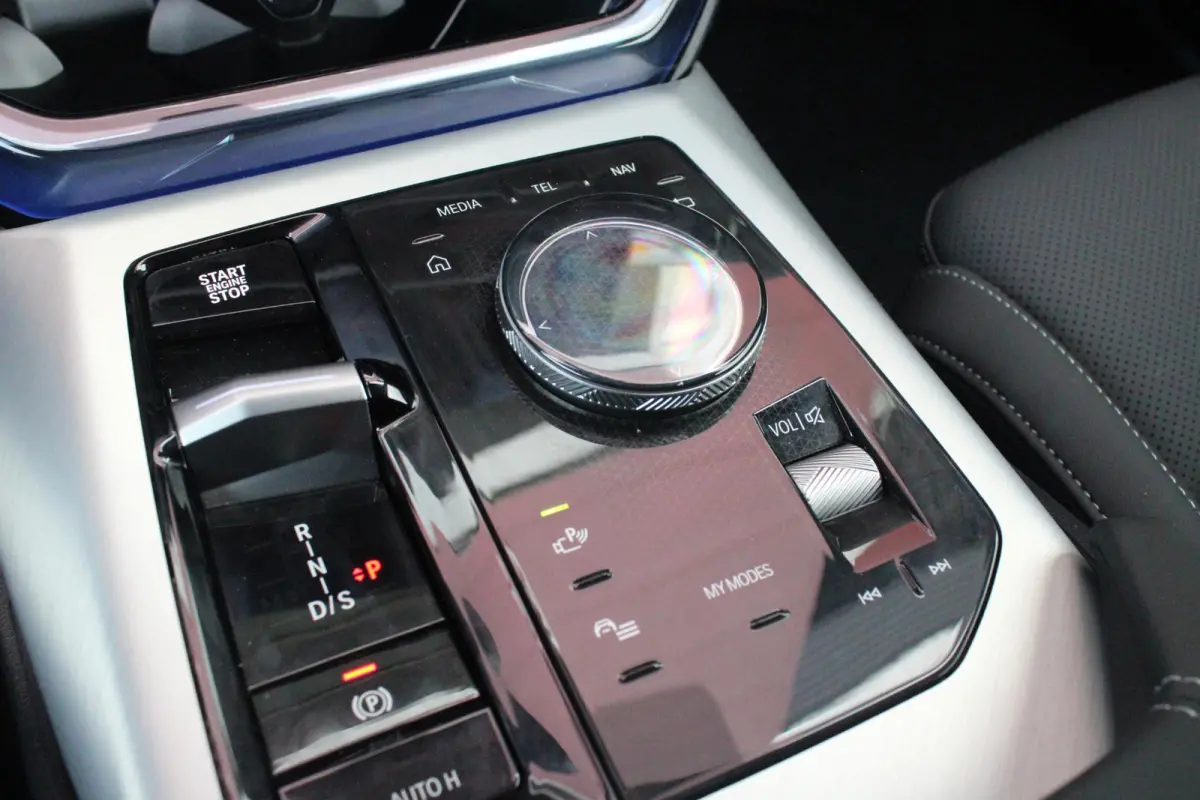 30e xDRIVE M-SPORT 299PK | M-SPORTPAKKET 337 MET O.A. M AERODYNAMICA PAKKET - SHADOWLINE RAAMOMLIJSTING - M-SPORT ONDERSTEL - M-INTERIEUR PAKKET - VEGANZA LEDEREN BEKLEDING - M-SPORT INTERIE