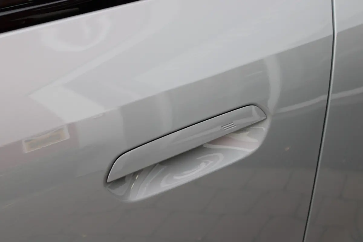 30e xDRIVE M-SPORT 299PK | M-SPORTPAKKET 337 MET O.A. M AERODYNAMICA PAKKET - SHADOWLINE RAAMOMLIJSTING - M-SPORT ONDERSTEL - M-INTERIEUR PAKKET - VEGANZA LEDEREN BEKLEDING - M-SPORT INTERIE