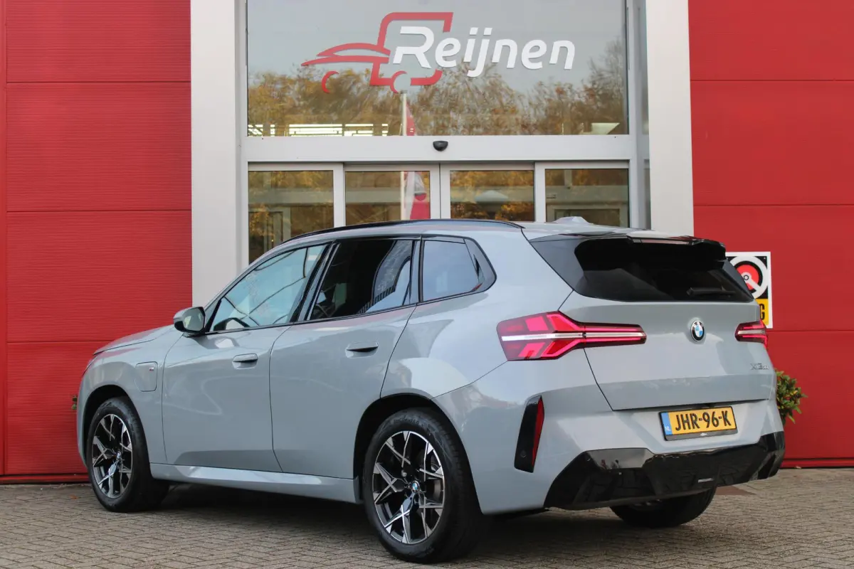 30e xDRIVE M-SPORT 299PK | M-SPORTPAKKET 337 MET O.A. M AERODYNAMICA PAKKET - SHADOWLINE RAAMOMLIJSTING - M-SPORT ONDERSTEL - M-INTERIEUR PAKKET - VEGANZA LEDEREN BEKLEDING - M-SPORT INTERIE