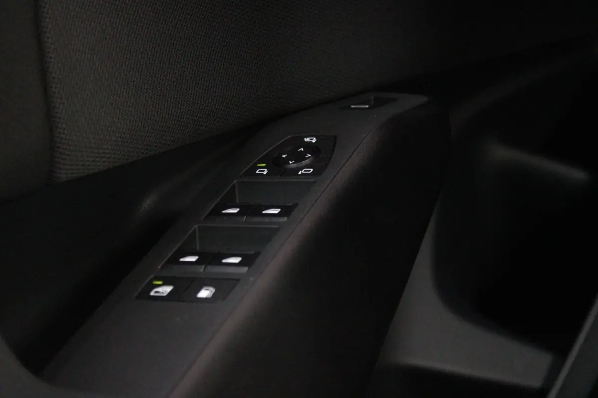 30e xDRIVE M-SPORT 299PK | M-SPORTPAKKET 337 MET O.A. M AERODYNAMICA PAKKET - SHADOWLINE RAAMOMLIJSTING - M-SPORT ONDERSTEL - M-INTERIEUR PAKKET - VEGANZA LEDEREN BEKLEDING - M-SPORT INTERIE