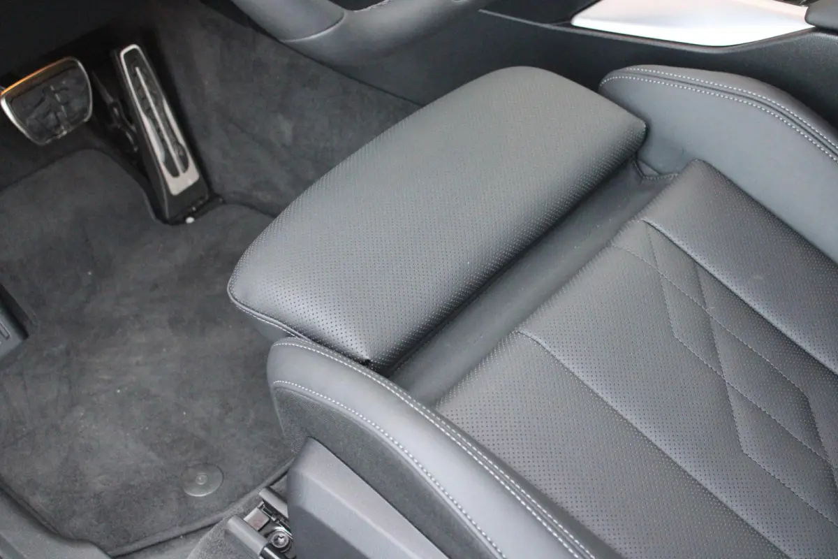 30e xDRIVE M-SPORT 299PK | M-SPORTPAKKET 337 MET O.A. M AERODYNAMICA PAKKET - SHADOWLINE RAAMOMLIJSTING - M-SPORT ONDERSTEL - M-INTERIEUR PAKKET - VEGANZA LEDEREN BEKLEDING - M-SPORT INTERIE