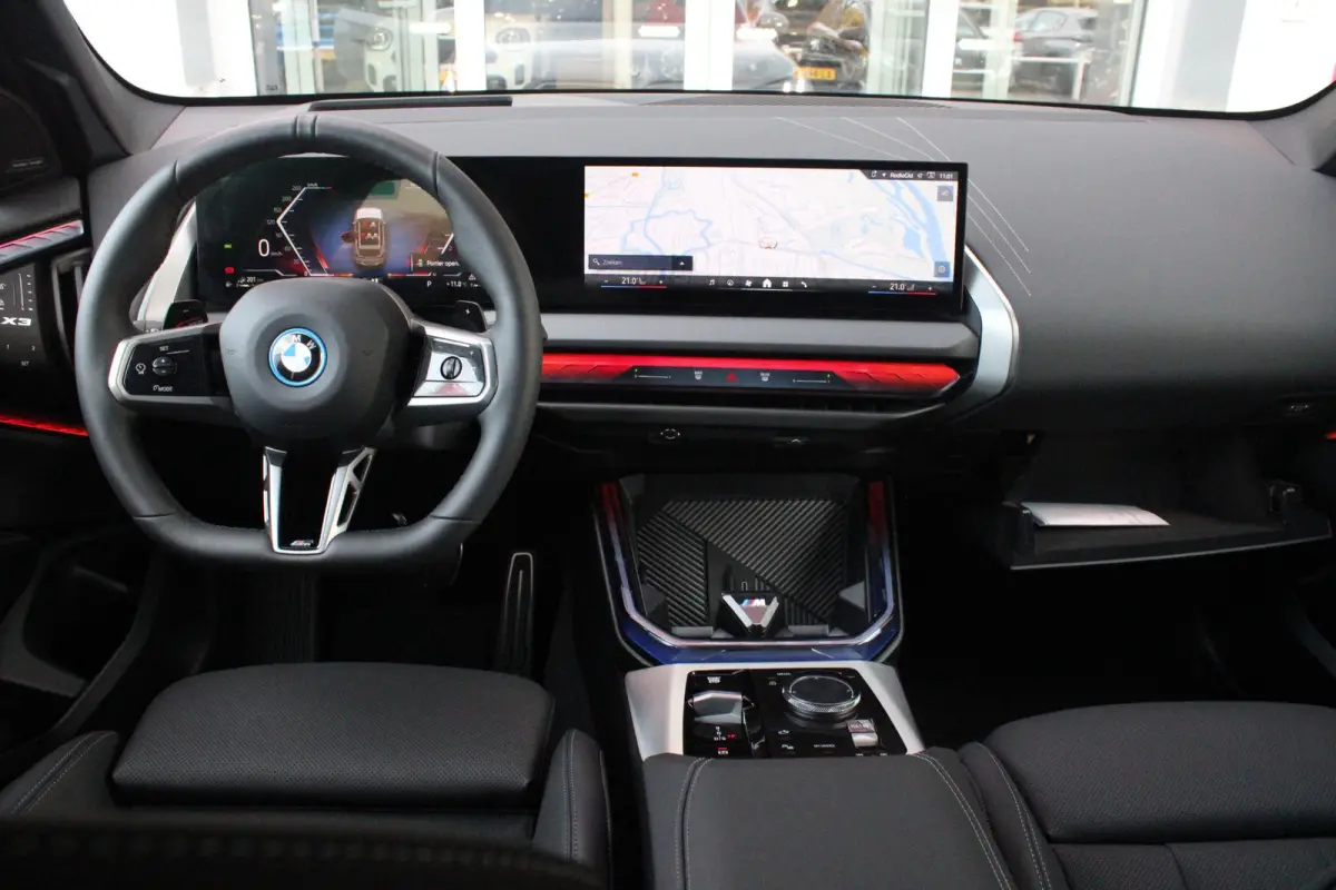 30e xDRIVE M-SPORT 299PK | M-SPORTPAKKET 337 MET O.A. M AERODYNAMICA PAKKET - SHADOWLINE RAAMOMLIJSTING - M-SPORT ONDERSTEL - M-INTERIEUR PAKKET - VEGANZA LEDEREN BEKLEDING - M-SPORT INTERIE