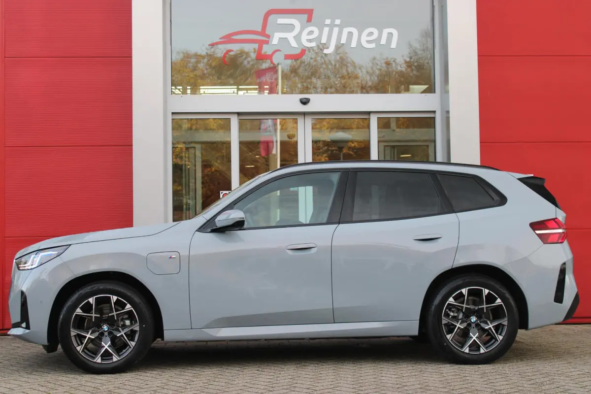 30e xDRIVE M-SPORT 299PK | M-SPORTPAKKET 337 MET O.A. M AERODYNAMICA PAKKET - SHADOWLINE RAAMOMLIJSTING - M-SPORT ONDERSTEL - M-INTERIEUR PAKKET - VEGANZA LEDEREN BEKLEDING - M-SPORT INTERIE