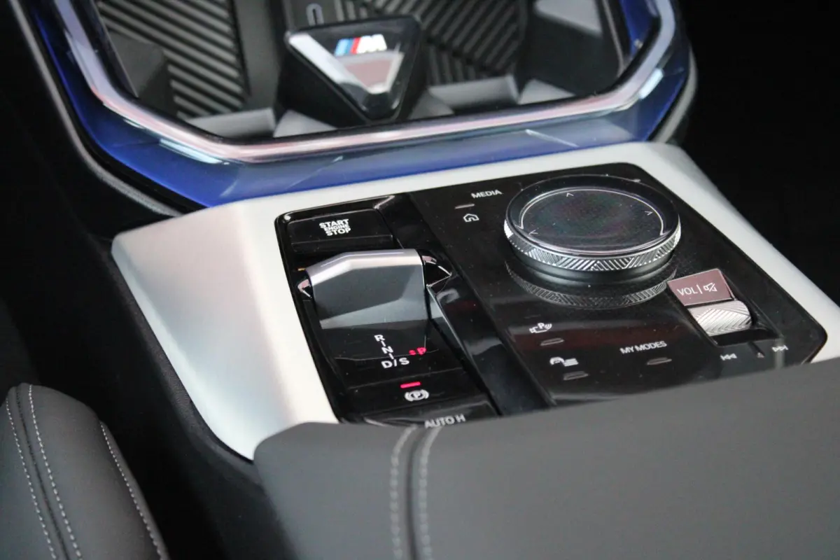 30e xDRIVE M-SPORT 299PK | M-SPORTPAKKET 337 MET O.A. M AERODYNAMICA PAKKET - SHADOWLINE RAAMOMLIJSTING - M-SPORT ONDERSTEL - M-INTERIEUR PAKKET - VEGANZA LEDEREN BEKLEDING - M-SPORT INTERIE