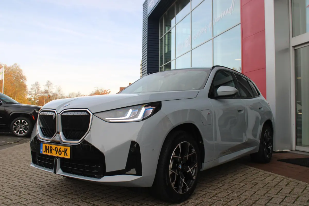 30e xDRIVE M-SPORT 299PK | M-SPORTPAKKET 337 MET O.A. M AERODYNAMICA PAKKET - SHADOWLINE RAAMOMLIJSTING - M-SPORT ONDERSTEL - M-INTERIEUR PAKKET - VEGANZA LEDEREN BEKLEDING - M-SPORT INTERIE