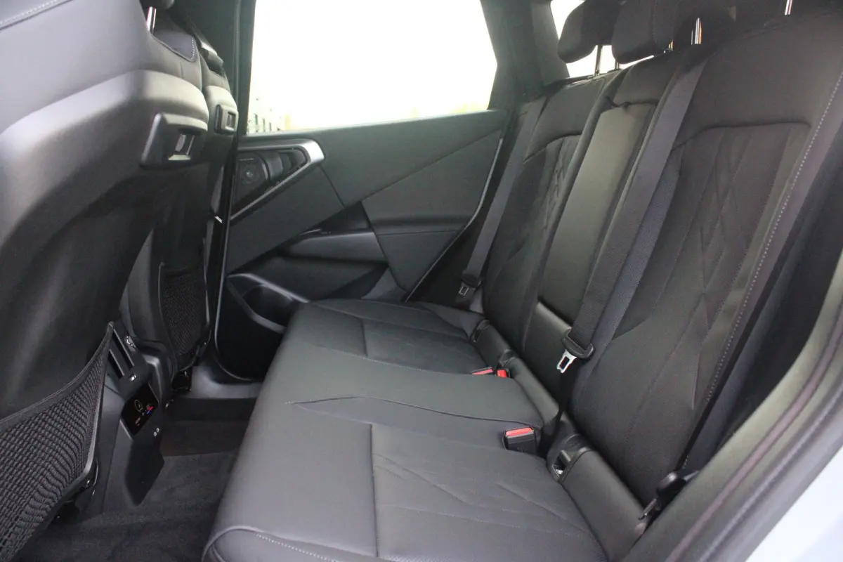 30e xDRIVE M-SPORT 299PK | M-SPORTPAKKET 337 MET O.A. M AERODYNAMICA PAKKET - SHADOWLINE RAAMOMLIJSTING - M-SPORT ONDERSTEL - M-INTERIEUR PAKKET - VEGANZA LEDEREN BEKLEDING - M-SPORT INTERIE