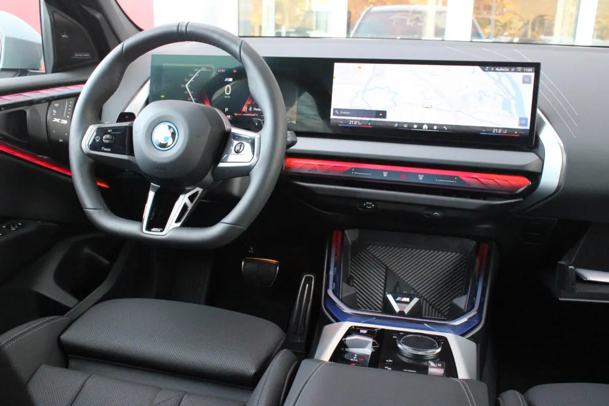 30e xDRIVE M-SPORT 299PK | M-SPORTPAKKET 337 MET O.A. M AERODYNAMICA PAKKET - SHADOWLINE RAAMOMLIJSTING - M-SPORT ONDERSTEL - M-INTERIEUR PAKKET - VEGANZA LEDEREN BEKLEDING - M-SPORT INTERIE