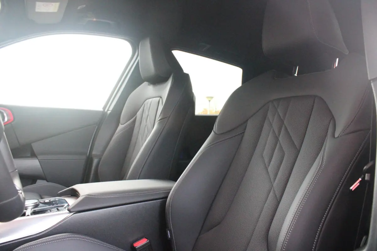 30e xDRIVE M-SPORT 299PK | M-SPORTPAKKET 337 MET O.A. M AERODYNAMICA PAKKET - SHADOWLINE RAAMOMLIJSTING - M-SPORT ONDERSTEL - M-INTERIEUR PAKKET - VEGANZA LEDEREN BEKLEDING - M-SPORT INTERIE