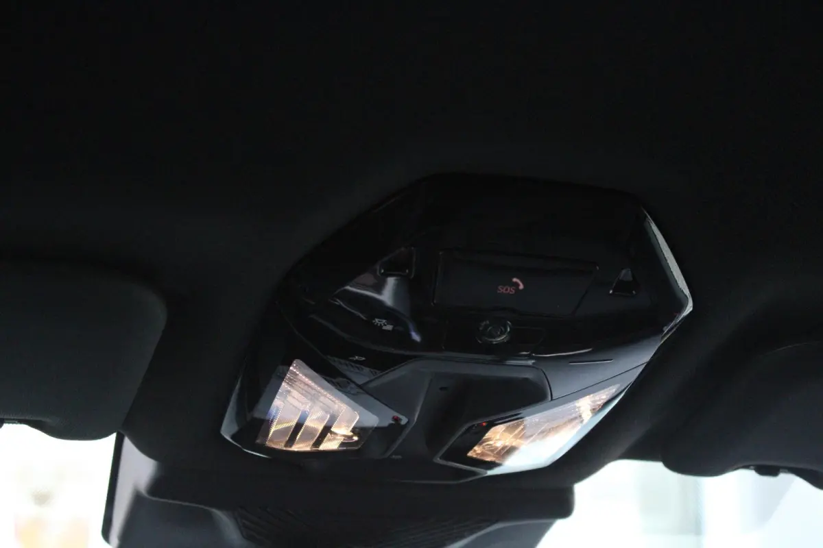 30e xDRIVE M-SPORT 299PK | M-SPORTPAKKET 337 MET O.A. M AERODYNAMICA PAKKET - SHADOWLINE RAAMOMLIJSTING - M-SPORT ONDERSTEL - M-INTERIEUR PAKKET - VEGANZA LEDEREN BEKLEDING - M-SPORT INTERIE