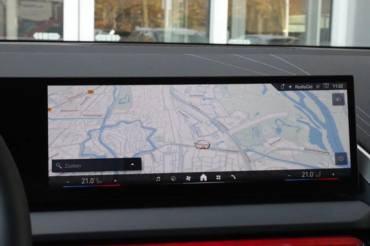 30e xDRIVE M-SPORT 299PK | M-SPORTPAKKET 337 MET O.A. M AERODYNAMICA PAKKET - SHADOWLINE RAAMOMLIJSTING - M-SPORT ONDERSTEL - M-INTERIEUR PAKKET - VEGANZA LEDEREN BEKLEDING - M-SPORT INTERIE
