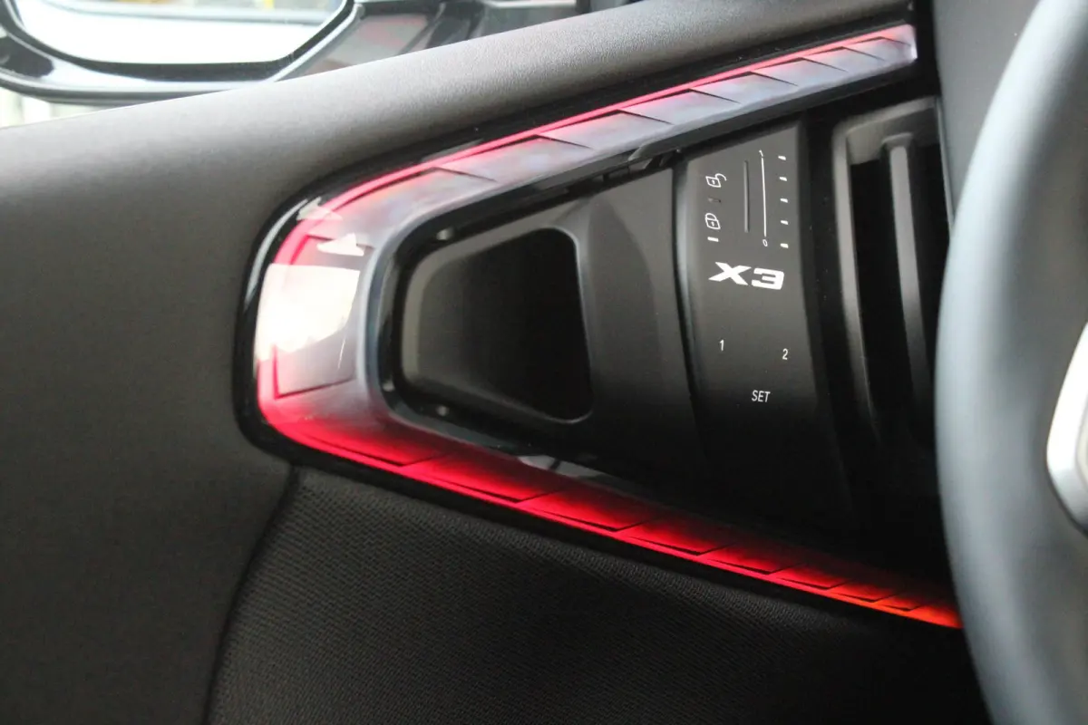 30e xDRIVE M-SPORT 299PK | M-SPORTPAKKET 337 MET O.A. M AERODYNAMICA PAKKET - SHADOWLINE RAAMOMLIJSTING - M-SPORT ONDERSTEL - M-INTERIEUR PAKKET - VEGANZA LEDEREN BEKLEDING - M-SPORT INTERIE
