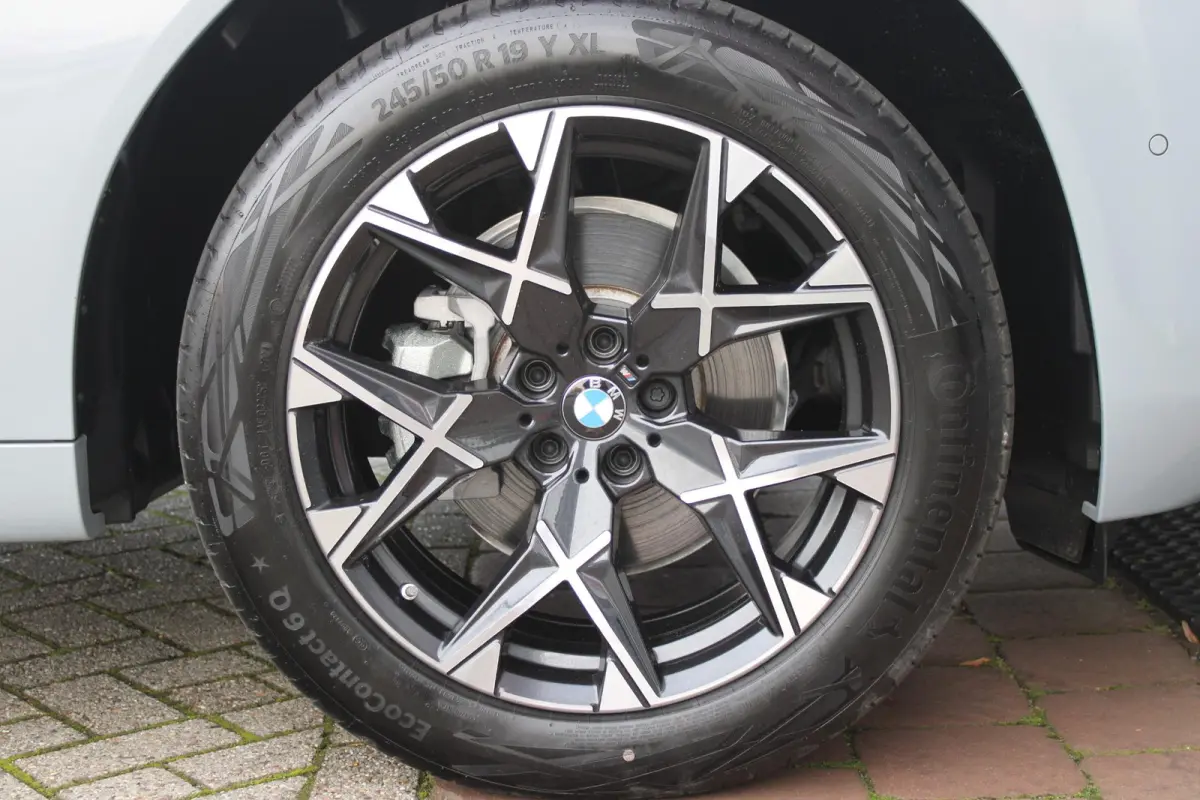 30e xDRIVE M-SPORT 299PK | M-SPORTPAKKET 337 MET O.A. M AERODYNAMICA PAKKET - SHADOWLINE RAAMOMLIJSTING - M-SPORT ONDERSTEL - M-INTERIEUR PAKKET - VEGANZA LEDEREN BEKLEDING - M-SPORT INTERIE