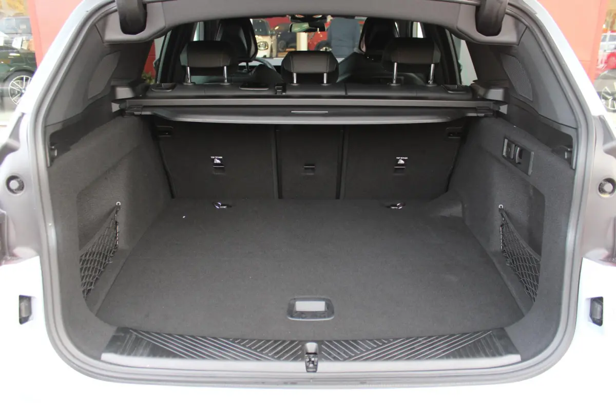 30e xDRIVE M-SPORT 299PK | M-SPORTPAKKET 337 MET O.A. M AERODYNAMICA PAKKET - SHADOWLINE RAAMOMLIJSTING - M-SPORT ONDERSTEL - M-INTERIEUR PAKKET - VEGANZA LEDEREN BEKLEDING - M-SPORT INTERIE