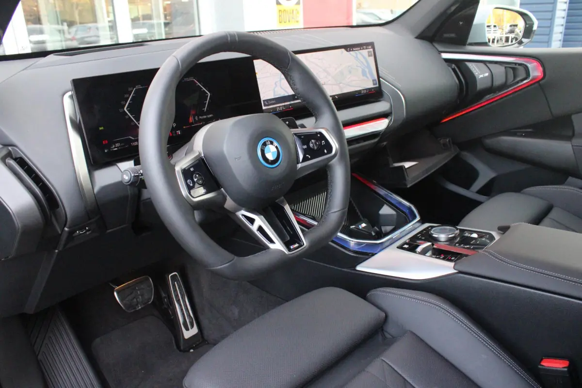 30e xDRIVE M-SPORT 299PK | M-SPORTPAKKET 337 MET O.A. M AERODYNAMICA PAKKET - SHADOWLINE RAAMOMLIJSTING - M-SPORT ONDERSTEL - M-INTERIEUR PAKKET - VEGANZA LEDEREN BEKLEDING - M-SPORT INTERIE