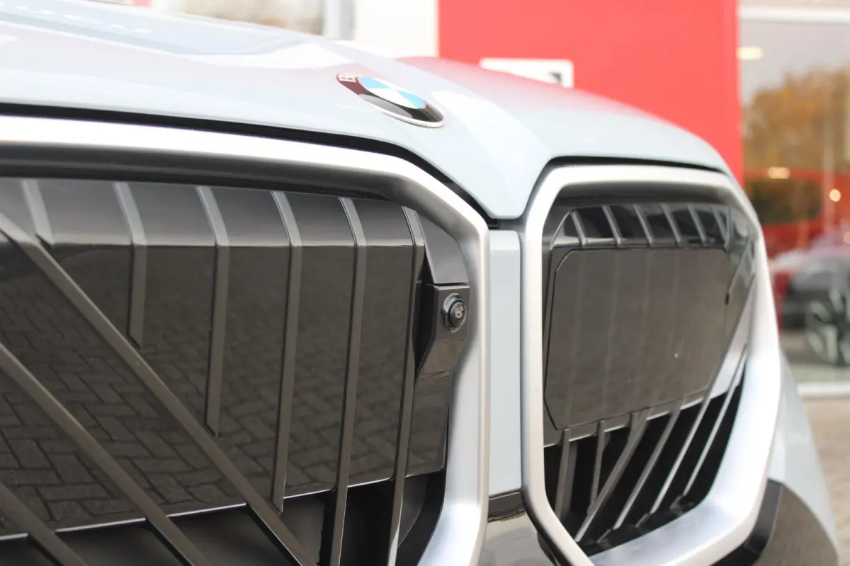 30e xDRIVE M-SPORT 299PK | M-SPORTPAKKET 337 MET O.A. M AERODYNAMICA PAKKET - SHADOWLINE RAAMOMLIJSTING - M-SPORT ONDERSTEL - M-INTERIEUR PAKKET - VEGANZA LEDEREN BEKLEDING - M-SPORT INTERIE