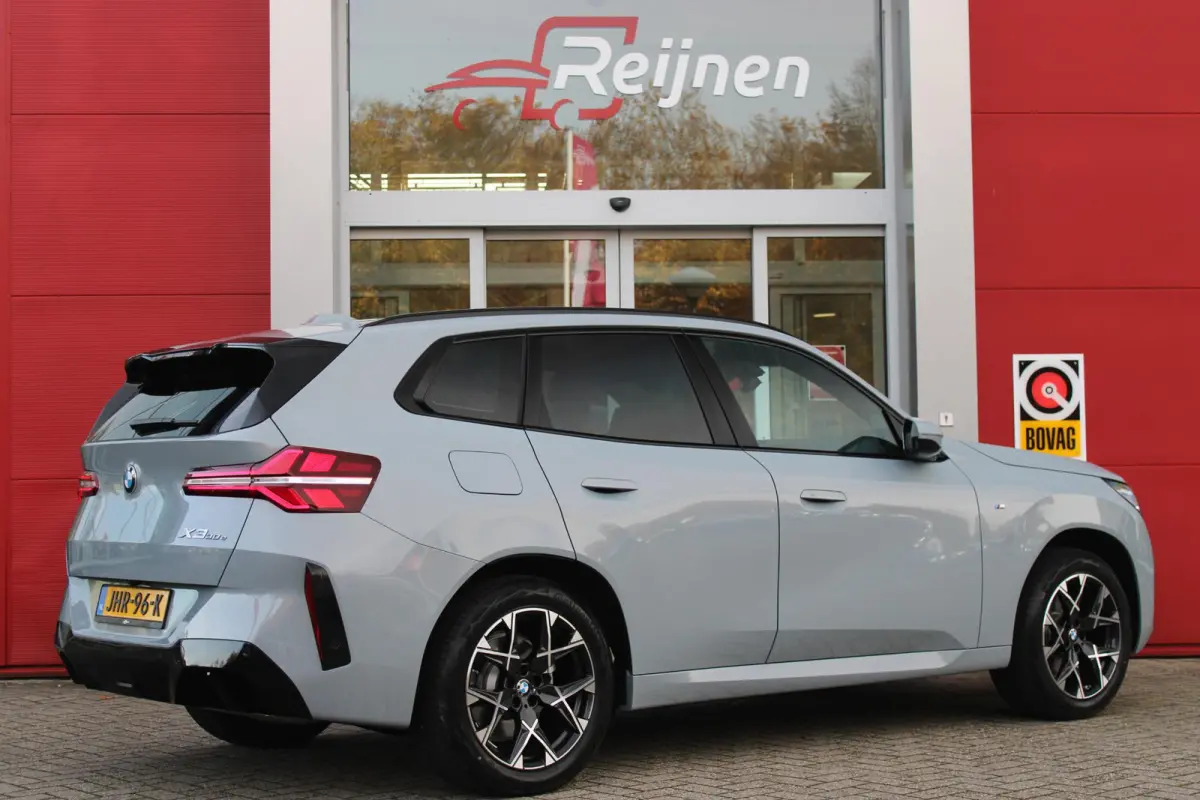 30e xDRIVE M-SPORT 299PK | M-SPORTPAKKET 337 MET O.A. M AERODYNAMICA PAKKET - SHADOWLINE RAAMOMLIJSTING - M-SPORT ONDERSTEL - M-INTERIEUR PAKKET - VEGANZA LEDEREN BEKLEDING - M-SPORT INTERIE
