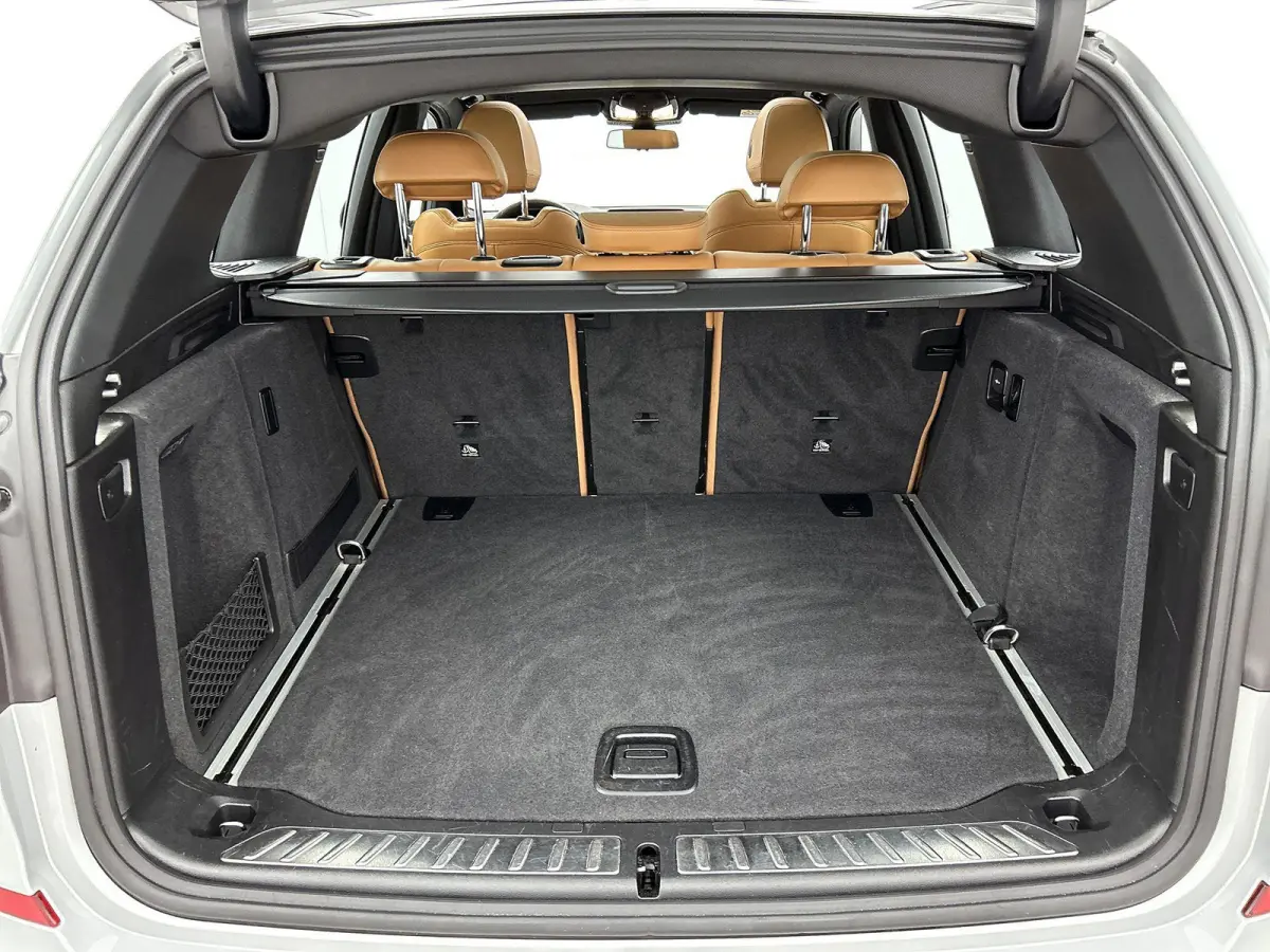 sDrive20i Launch Edition High Executive | M-SPORT PAKKET | 19 INCH | PANORAMADAK | NL AUTO | CAMERA | LEDER