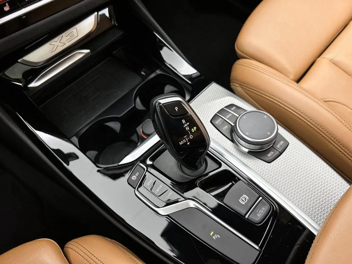 sDrive20i Launch Edition High Executive | M-SPORT PAKKET | 19 INCH | PANORAMADAK | NL AUTO | CAMERA | LEDER