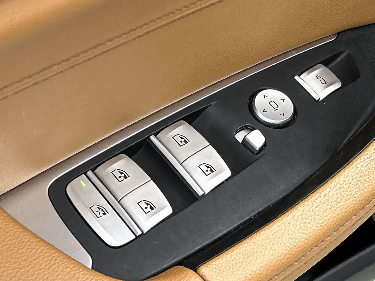 sDrive20i Launch Edition High Executive | M-SPORT PAKKET | 19 INCH | PANORAMADAK | NL AUTO | CAMERA | LEDER