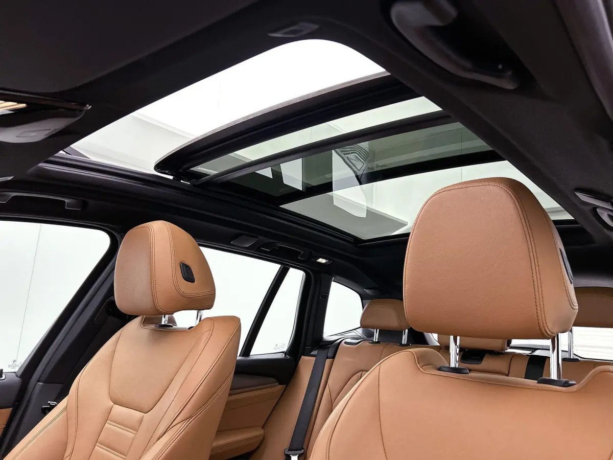 sDrive20i Launch Edition High Executive | M-SPORT PAKKET | 19 INCH | PANORAMADAK | NL AUTO | CAMERA | LEDER