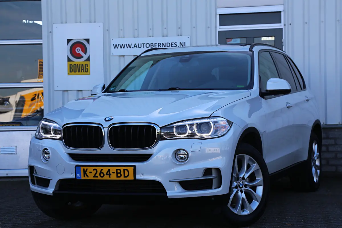 xDrive35i High Executive Aut.*Perfect Onderh.*Parelmoer wit!*Elek. Trekhaak/Pano/Leder Sport/Stoelverw./Sfeer/Memorie/HUD/LED/Camera/Elek. Klep/Parkeersens.V+A*