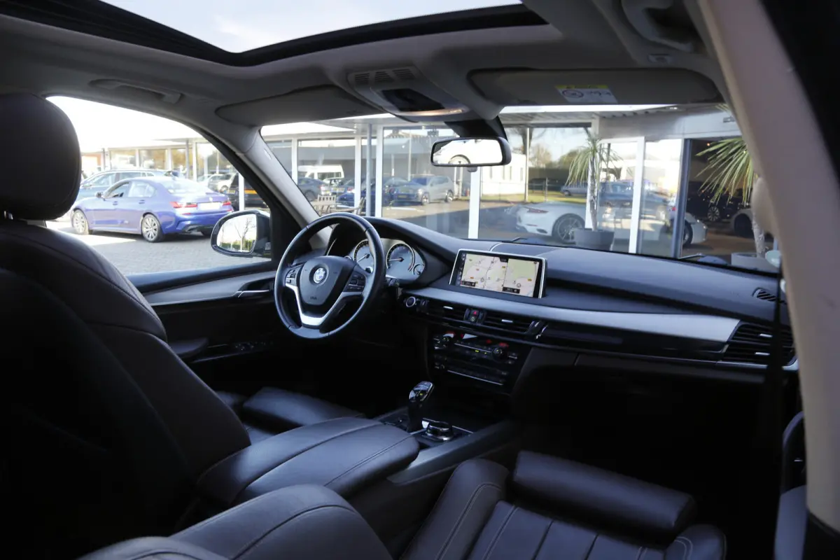xDrive35i High Executive Aut.*Perfect Onderh.*Parelmoer wit!*Elek. Trekhaak/Pano/Leder Sport/Stoelverw./Sfeer/Memorie/HUD/LED/Camera/Elek. Klep/Parkeersens.V+A*