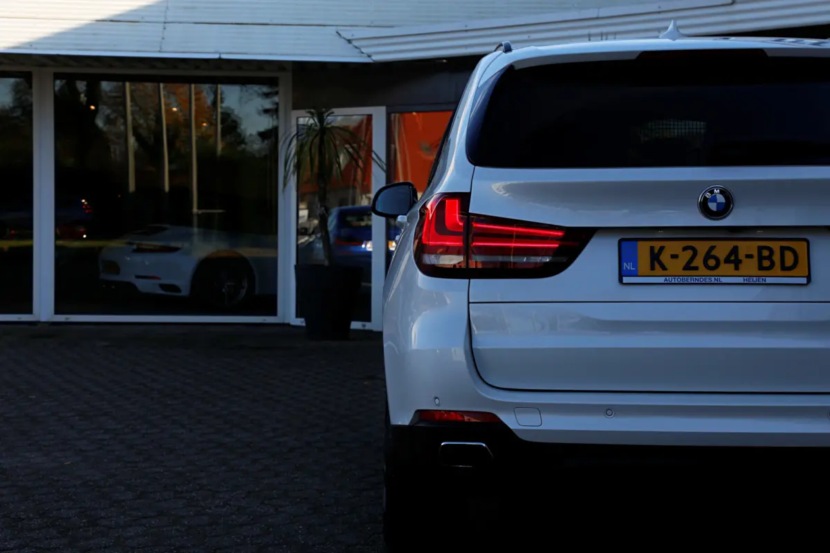 xDrive35i High Executive Aut.*Perfect Onderh.*Parelmoer wit!*Elek. Trekhaak/Pano/Leder Sport/Stoelverw./Sfeer/Memorie/HUD/LED/Camera/Elek. Klep/Parkeersens.V+A*