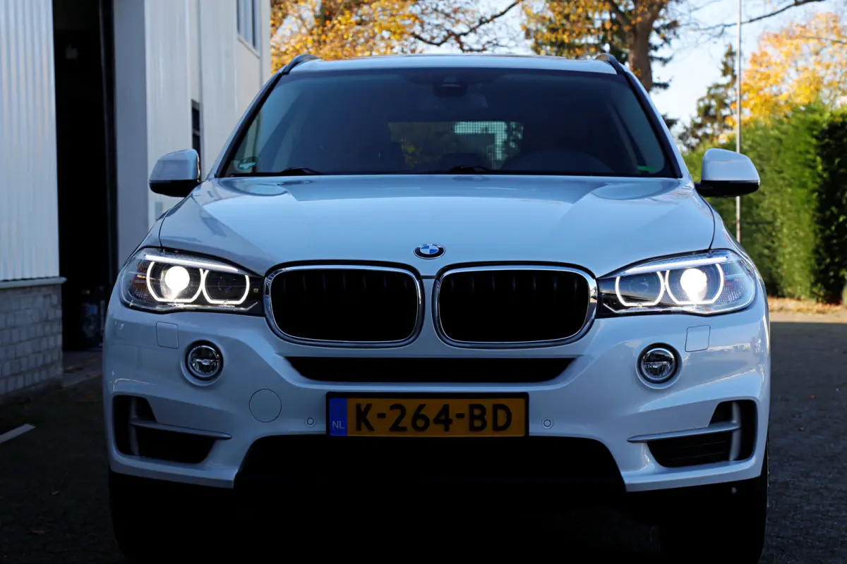 xDrive35i High Executive Aut.*Perfect Onderh.*Parelmoer wit!*Elek. Trekhaak/Pano/Leder Sport/Stoelverw./Sfeer/Memorie/HUD/LED/Camera/Elek. Klep/Parkeersens.V+A*