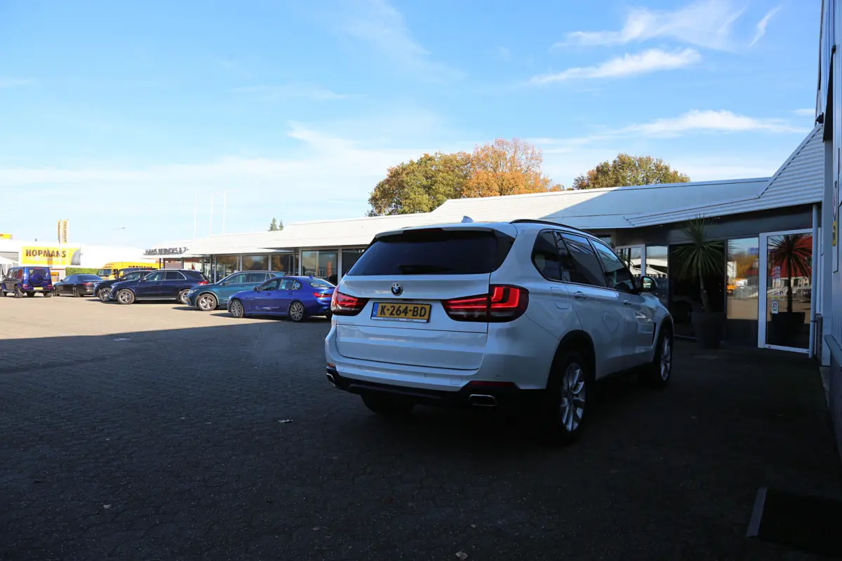 xDrive35i High Executive Aut.*Perfect Onderh.*Parelmoer wit!*Elek. Trekhaak/Pano/Leder Sport/Stoelverw./Sfeer/Memorie/HUD/LED/Camera/Elek. Klep/Parkeersens.V+A*
