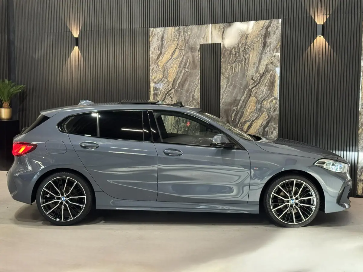 118i M Sport|PANO|SFEER|ALCANTARA|KUIPSTOELEN|BOMVOL