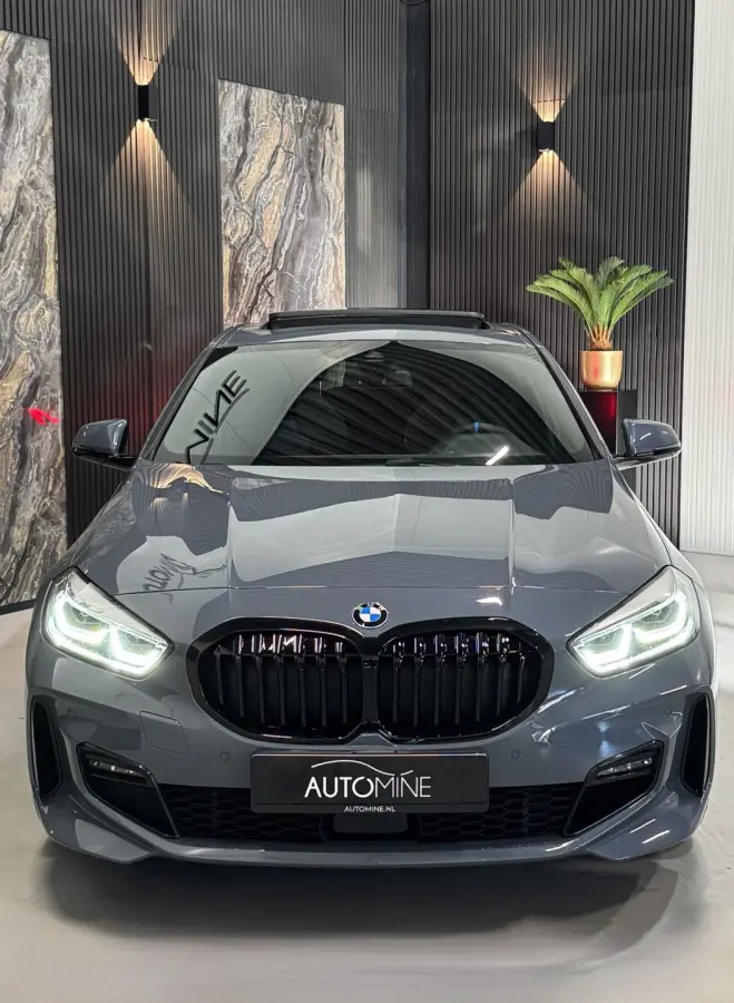 118i M Sport|PANO|SFEER|ALCANTARA|KUIPSTOELEN|BOMVOL