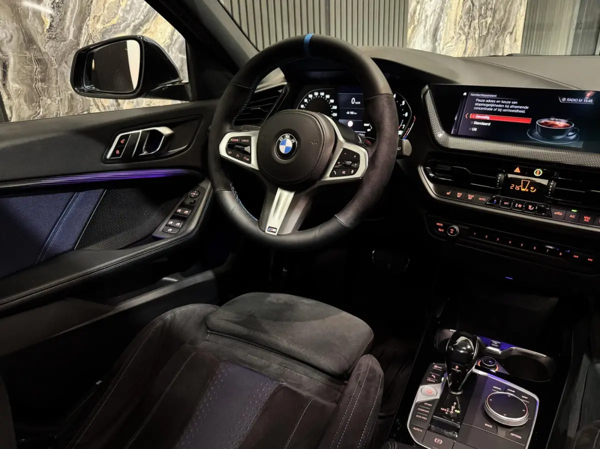 118i M Sport|PANO|SFEER|ALCANTARA|KUIPSTOELEN|BOMVOL