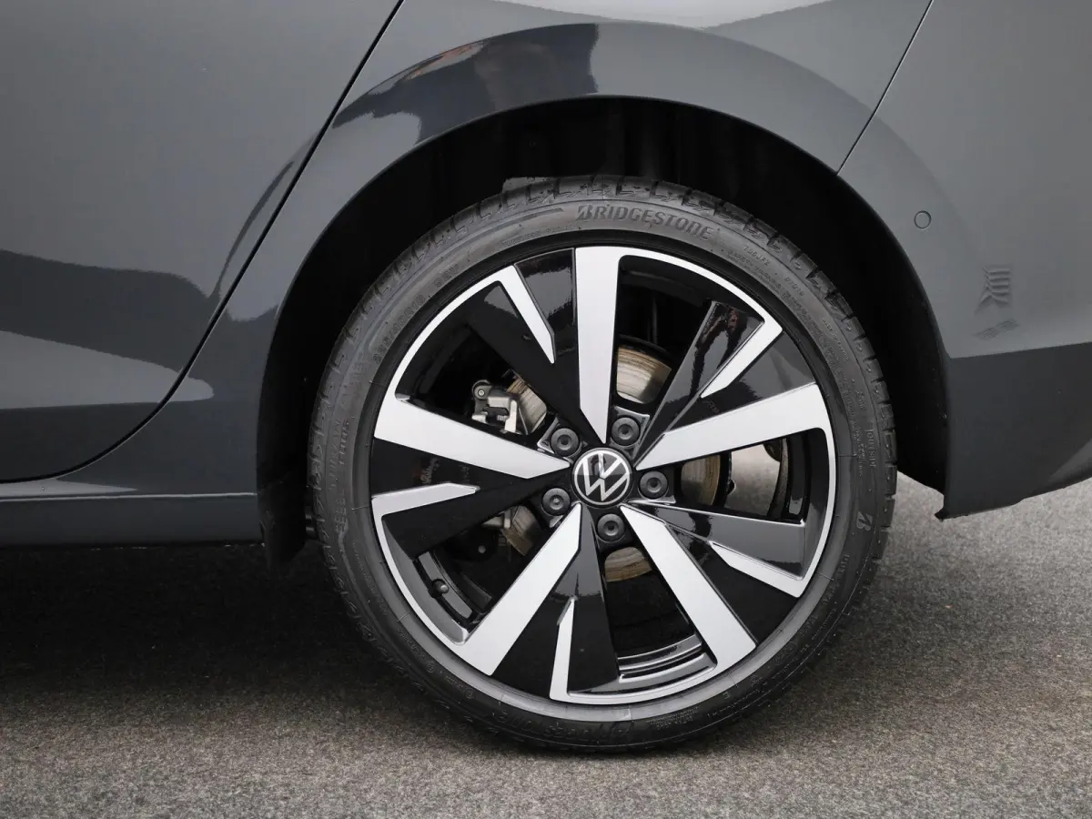 1.5 eHybrid Life Edition 204 PK | Fysieke Voorraad | Direct Leverbaar | 18 Inch Catania | Achteruitrijcamera | Parkeersensoren | Sfeerverlichting | Adaptieve Cruise Control | Digitale Cockpi