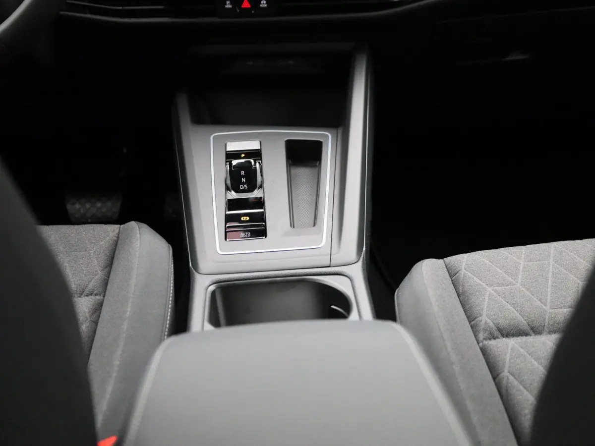 1.5 eHybrid Life Edition 204 PK | Fysieke Voorraad | Direct Leverbaar | 18 Inch Catania | Achteruitrijcamera | Parkeersensoren | Sfeerverlichting | Adaptieve Cruise Control | Digitale Cockpi