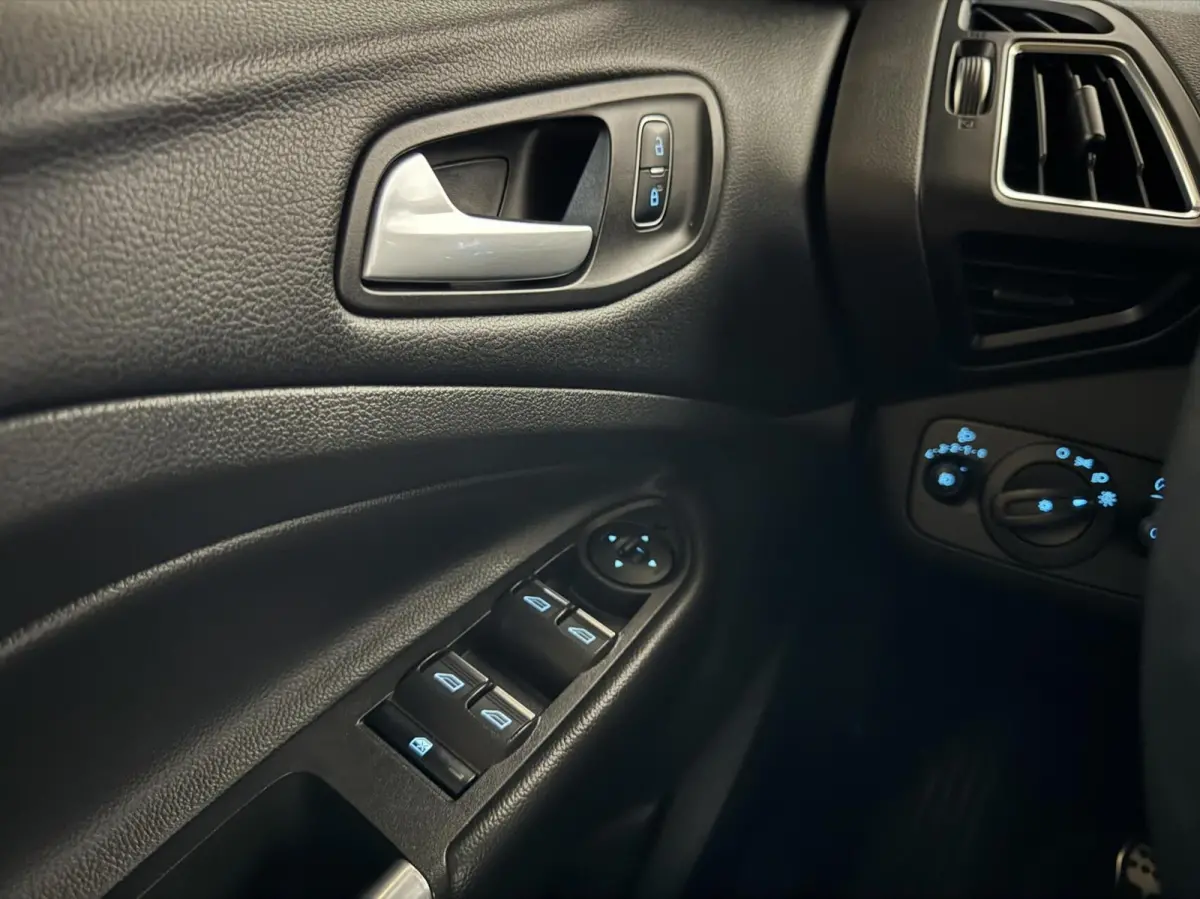 1.5 EcoBoost ST Line Navi Cruise Carplay PDC NAP